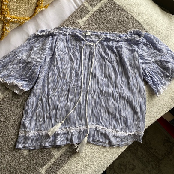 American Eagle Off the Shoulder Top - Picture 1 of 3
